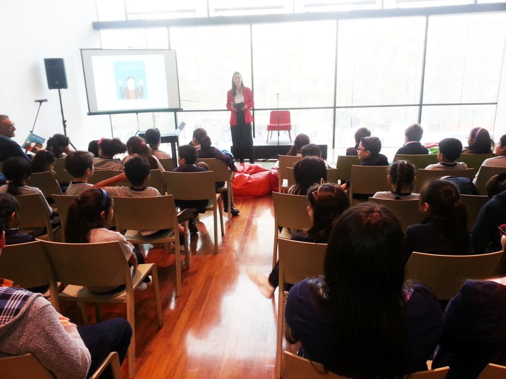 Nicole Ehrenfeld en el lanzamiento del libro La incansable Olga Oleinik. Iniciativa Milenio. 